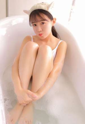 清纯少女室内泡泡澡湿身美腿性感写真