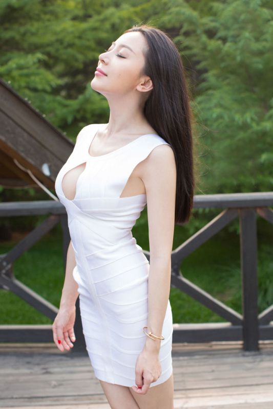 尤果巨乳美女慕羽茜户外性感写真照