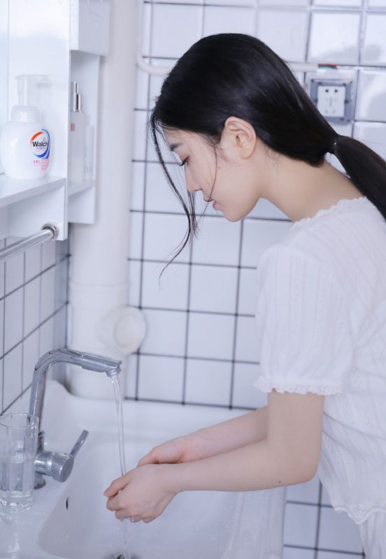 萝莉少女私房洁白睡裙小清新美女写真