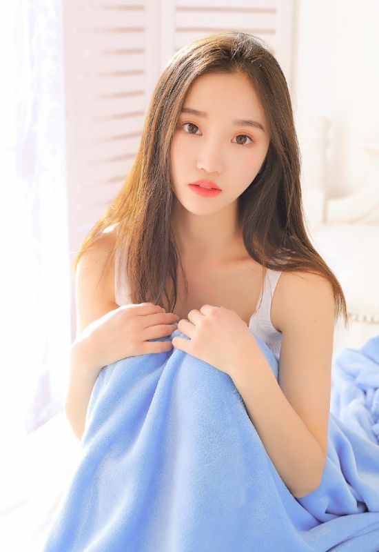 小清新气质长发少女白色内衣性感床上火辣写真