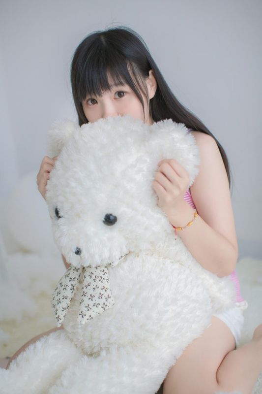 邻家女孩白皙美乳私房漏泄春光乳沟诱惑写真