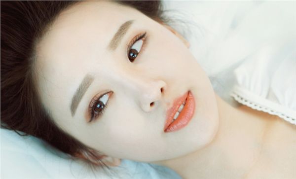 清纯白衣美女迷人微笑很倾城