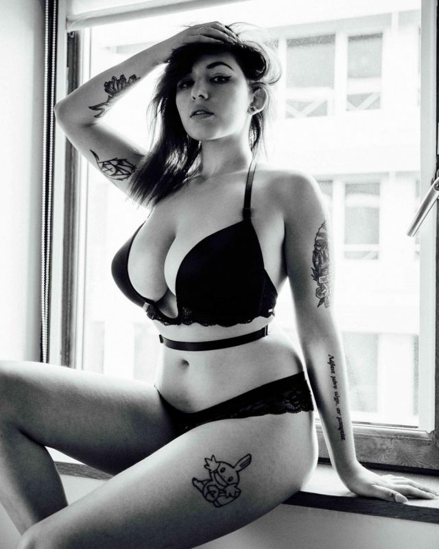 欧美大胸美女Sophoulla内衣自拍写真巨乳诱惑