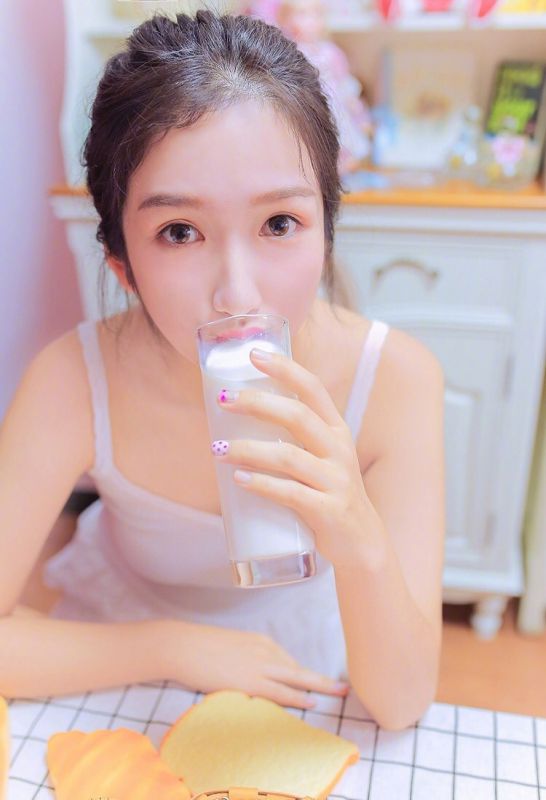 早安少女白嫩肌肤性感撩人酥胸美女写真