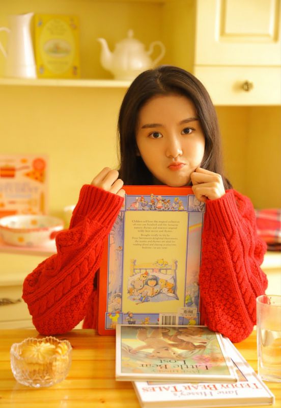 校园教室少女香艳红色毛衣唯美清纯氧气写真