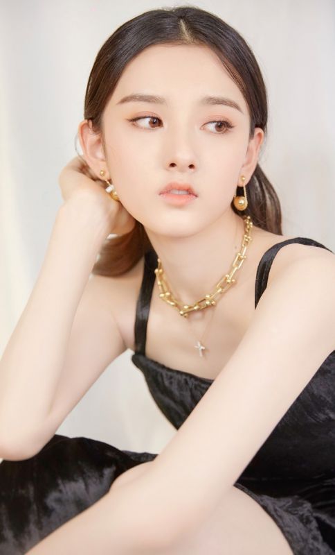 名媛气质少女宋祖儿吊带礼裙冷艳火辣明星图片