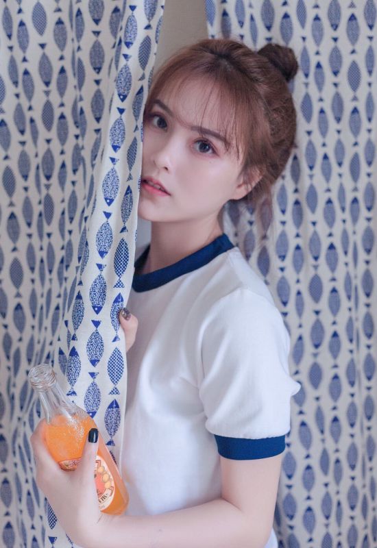 00后混血美女白皙体操服芭比翘臀写真