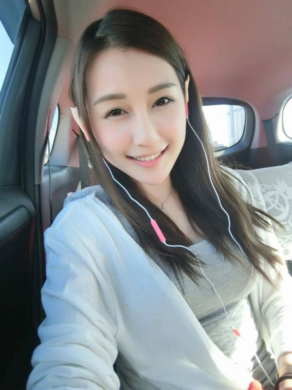 美女模特陈乐乐性感自拍照酥胸诱人