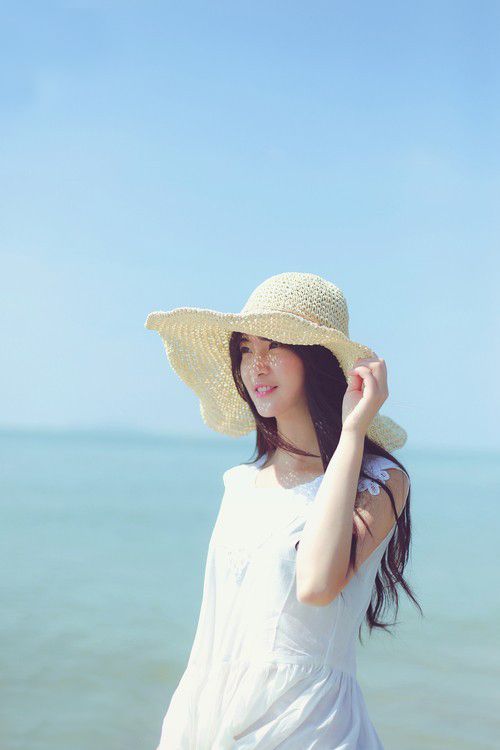 清纯美女海边迷人写真照