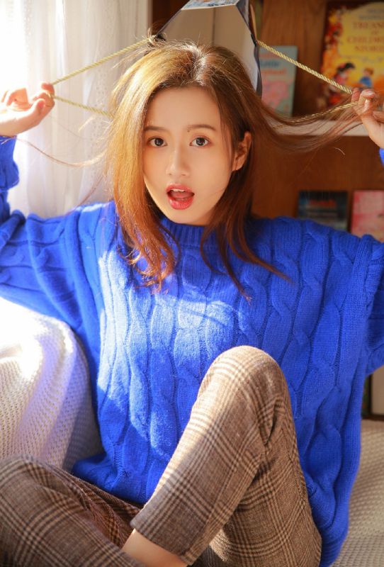 童颜眼镜少女文艺下棋小清新写真图片