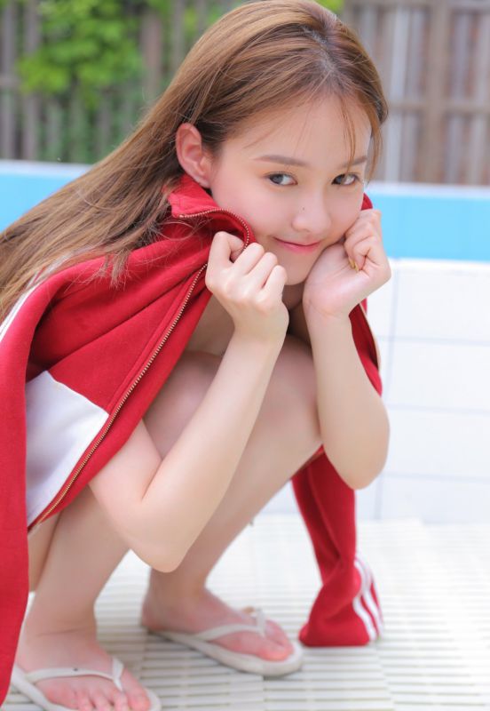 夏日泳池美女吊带长腿性感白嫩美女性感图片