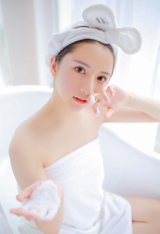裹浴袍洗澡萝莉水灵白嫩美腿清纯写真