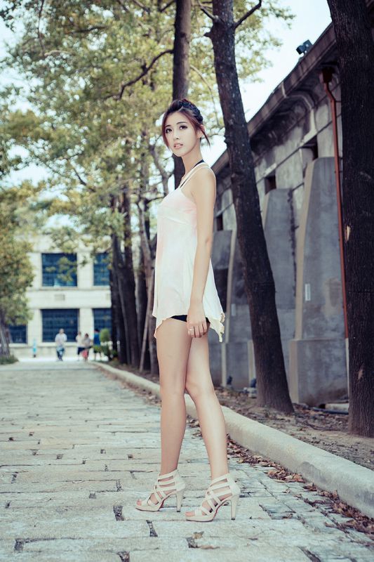 90后清纯美女高清室外写真合集