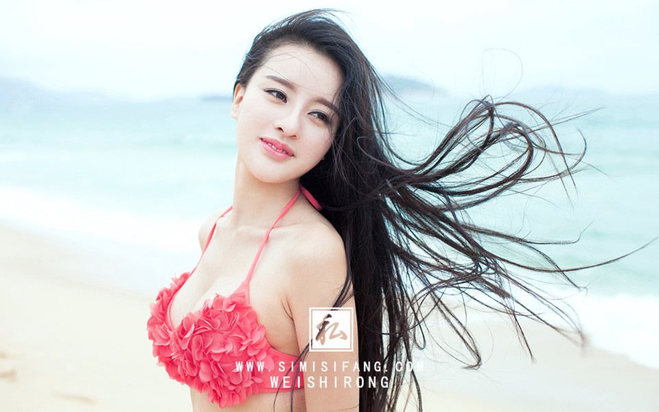 丰满美女海边比基尼诱惑写真