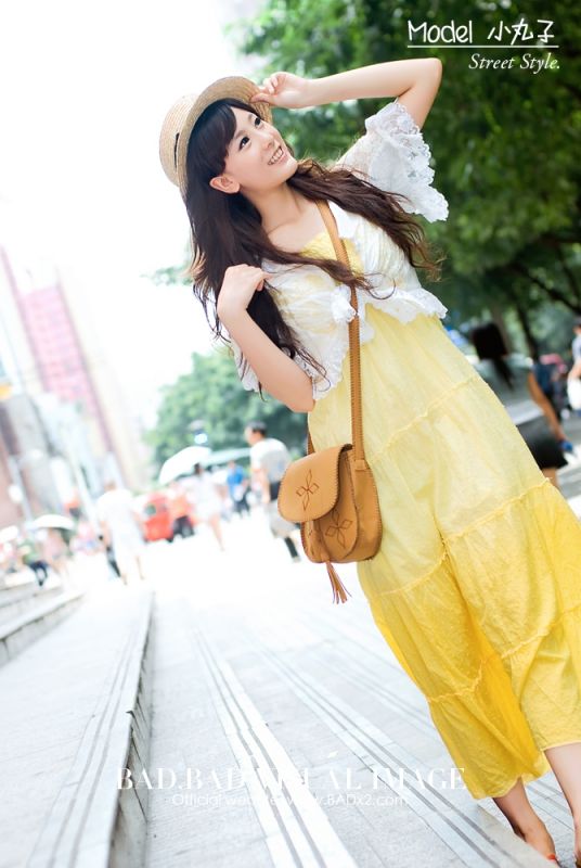 可爱美女街头迷人写真照