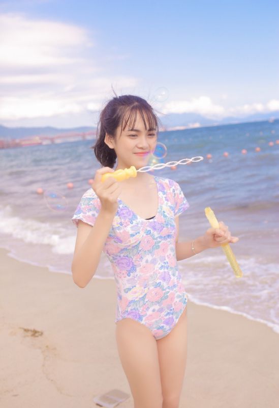 湿身萝莉美腿酥胸裸足吹泡泡性感风骚写真
