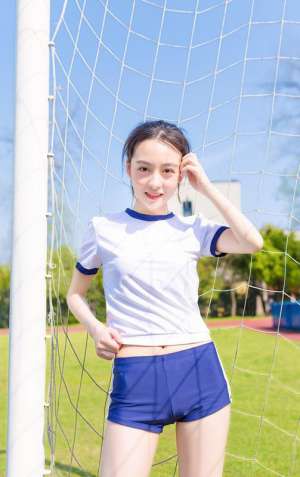 校园运动服美女户外白皙翘臀美腿性感写真图片