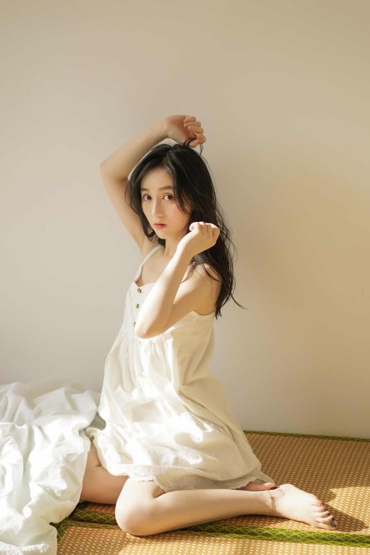 00后清纯邻家少女私房露肩裙正妹写真