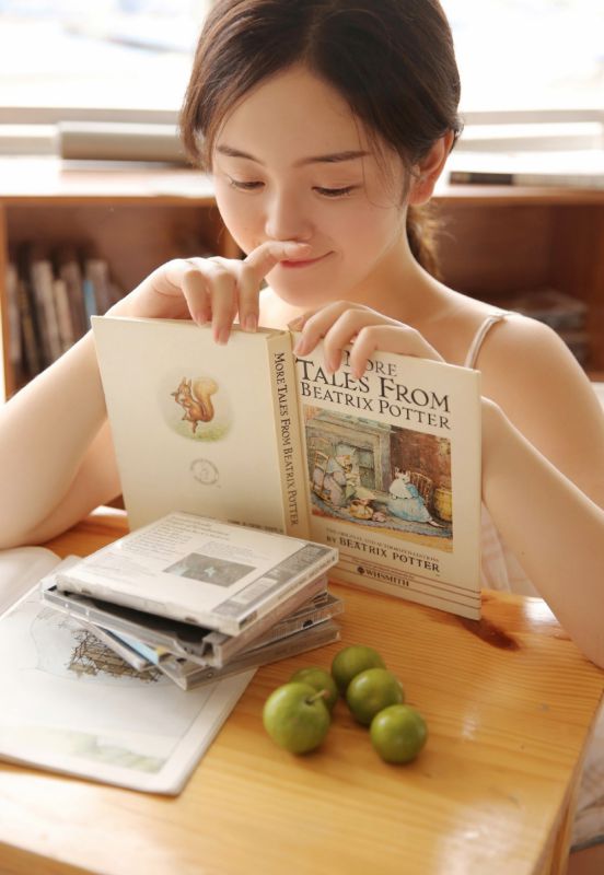 教室校园美女白嫩吊带美乳清纯写真图片