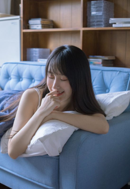 空灵气质美女酥胸吊带睡衣妖艳抚媚冰美人写真