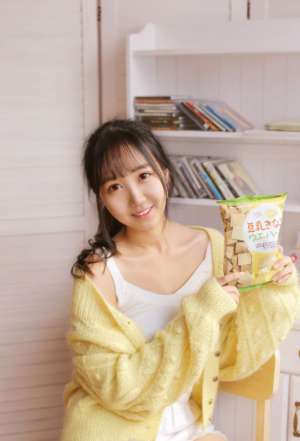 邻家爱吃薯片女孩马尾辫可爱小清新写真图片