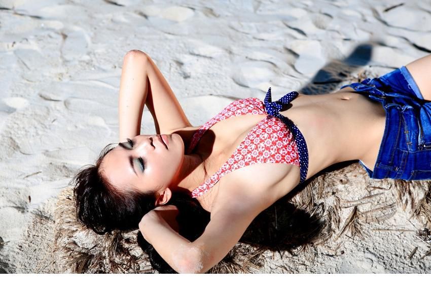 性感美女海边热辣比基尼写真