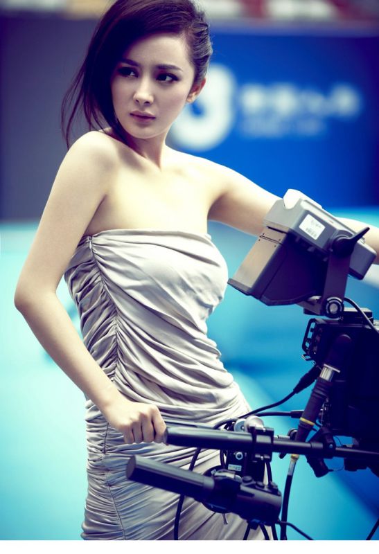 杨幂化身网球女郎拍摄青春活力写真