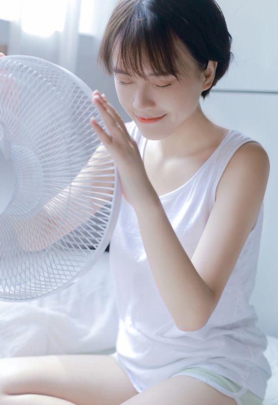 日系短发少女白皙居家空灵氧气清新写真