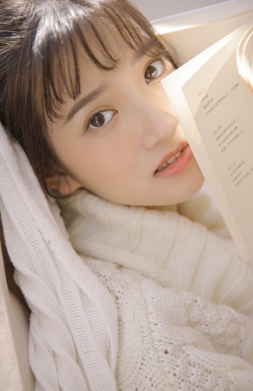 养猫少女冷艳氧气美艳温柔目光漂亮美女写真