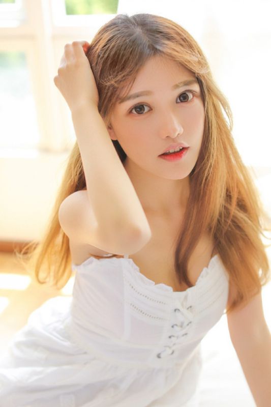 大胸美女模特半裸后背性感床上诱惑写真