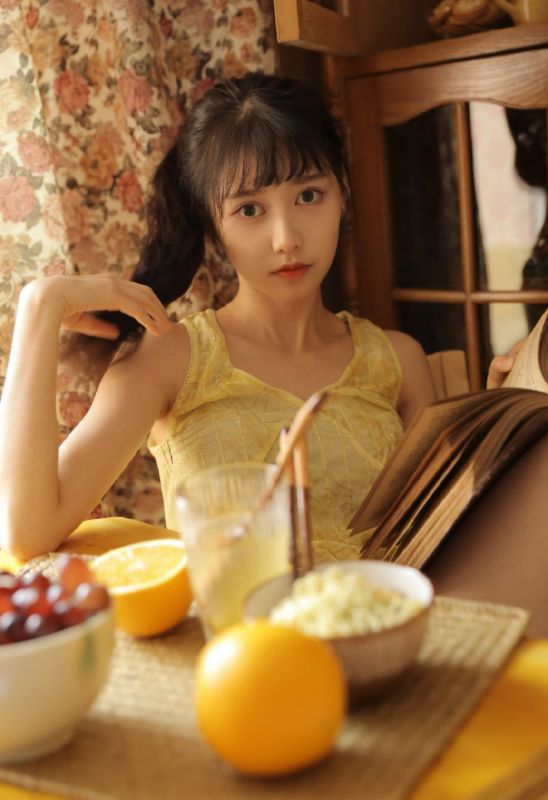 吊带酥胸娇艳长腿美女御姐居家性感风骚诱惑写真