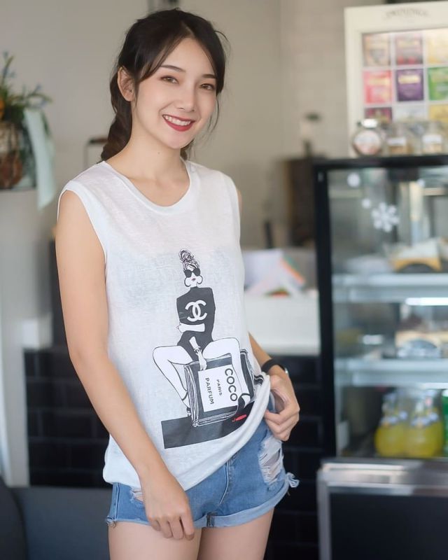 青春靓丽美女总裁俏房客性感美胸翘臀全程露脸国产诱惑图
