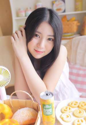 性感吊带美女小露香肩长腿诱惑写真