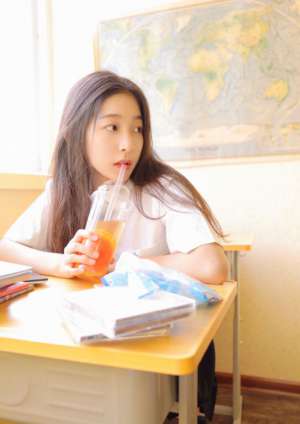 白色衬衣美女学生制服性感教室诱惑写真