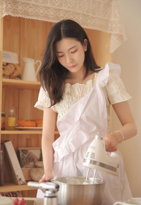 清纯气质少女舔奶油人体盛女仆诱惑性感写真