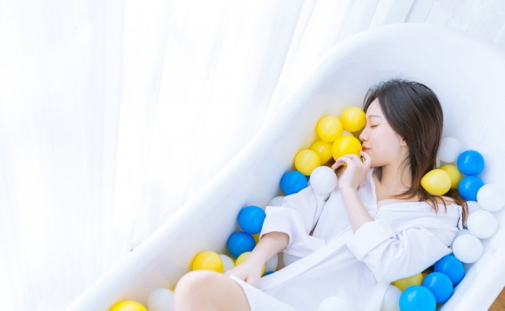 黑色内衣爆乳美女模特裸露香肩性感私房写真