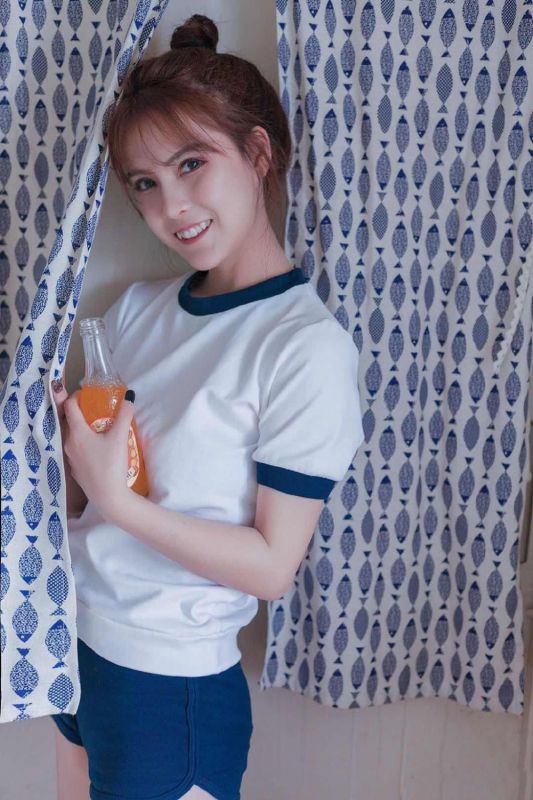 00后混血美女白皙体操服芭比翘臀写真
