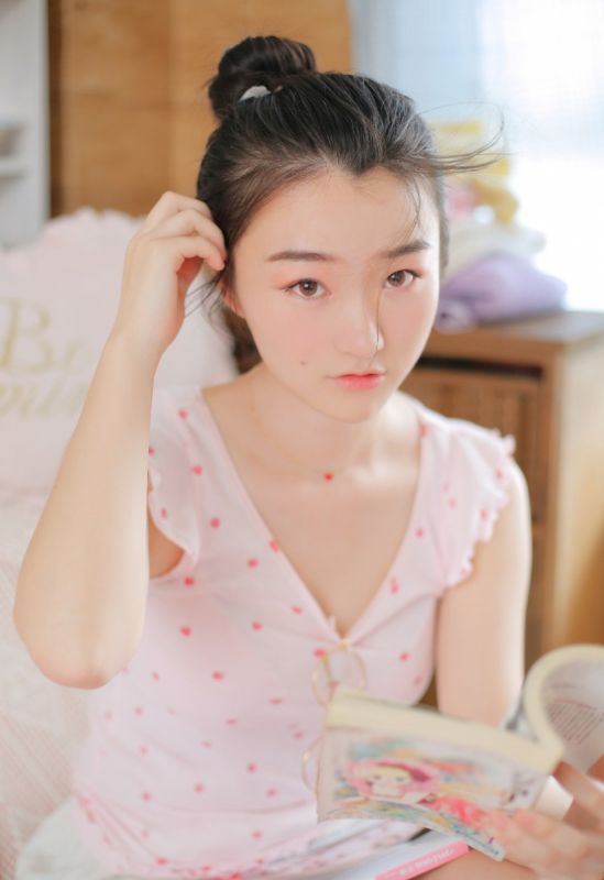粉嫩软萌小萝莉蕾丝睡衣娇小诱惑大胆性感写真