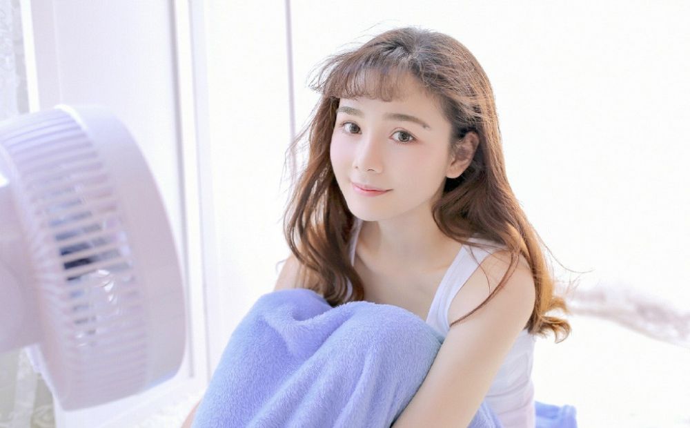 吊带背心美少女白嫩私房惹火性感照写真图片
