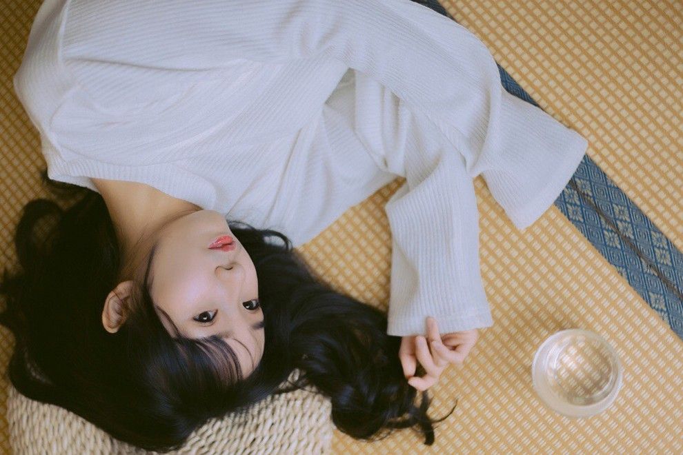 90后少女真空无内惹火惊艳甜美女孩写真