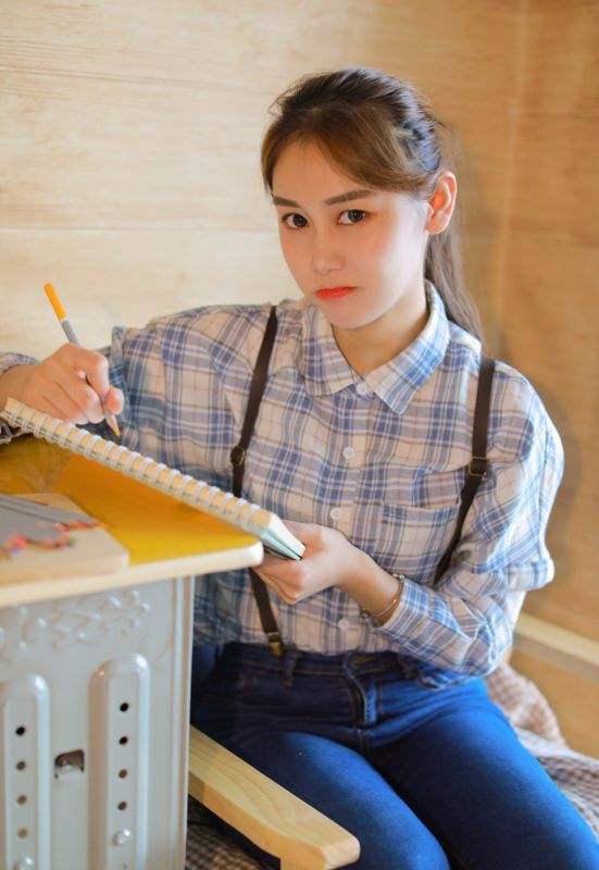 台湾女大学生妹校花女神小清新卧室清纯照片
