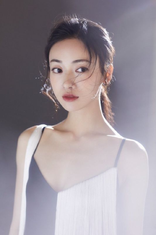 时髦气质美女御姐吴谨言酥胸深沟火辣丰盈图片