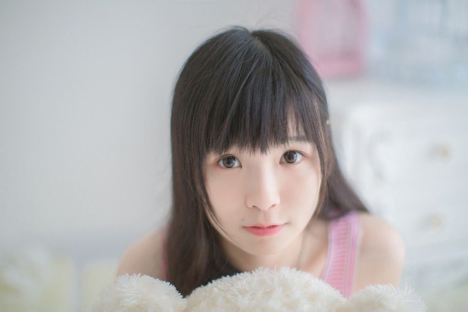 邻家女孩白皙美乳私房漏泄春光乳沟诱惑写真
