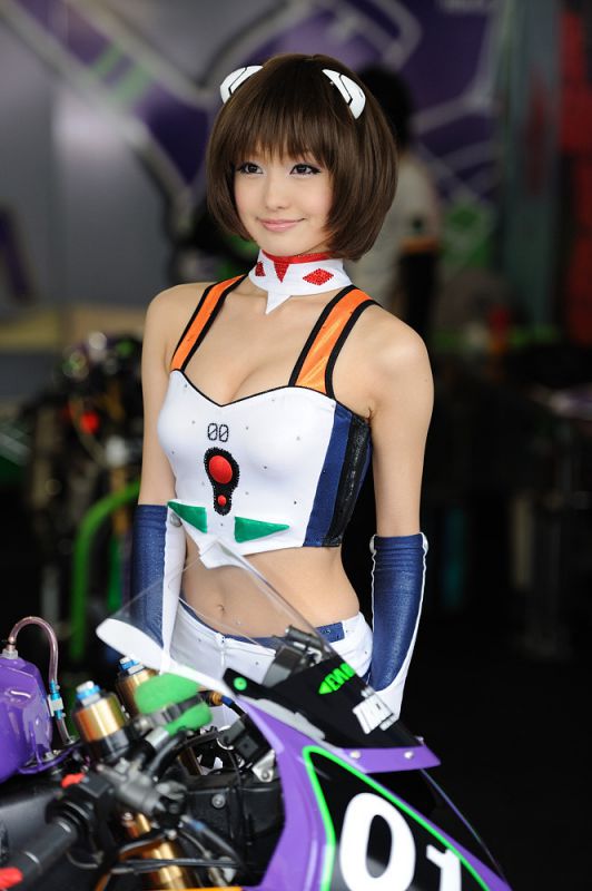 性感车模水谷望爱大秀迷人乳沟
