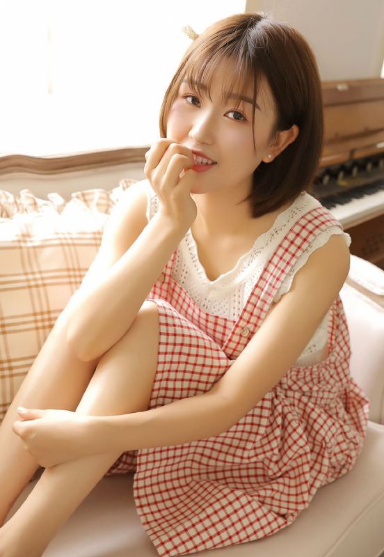 氧气少女纯真气质玩转电子琴文艺格子裙写真