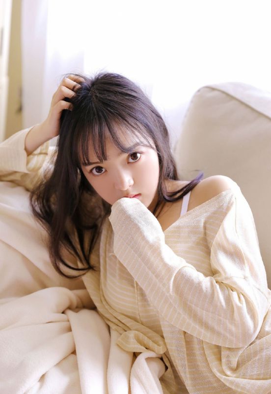 私房小萝莉惹火身姿沙发上大胆少女内衣写真