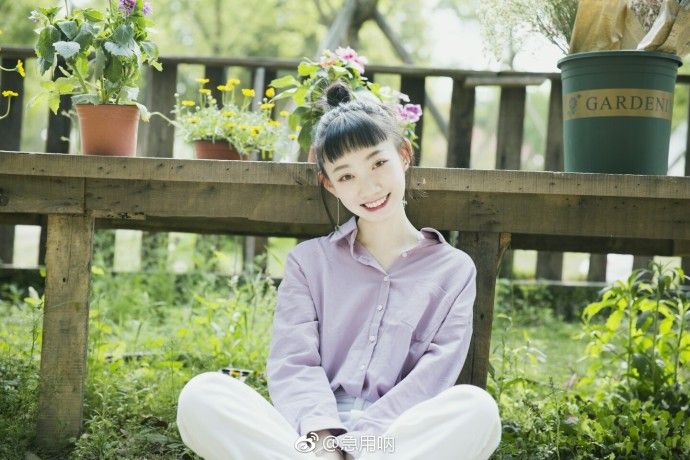 邪魅搞怪美女户外清秀活力范红唇冷艳街头图片