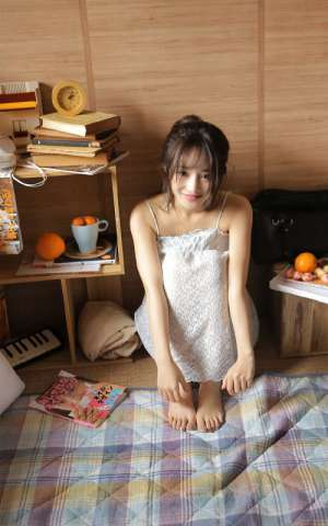 火辣文艺美女吊带长腿玉足私房睡衣写真图片