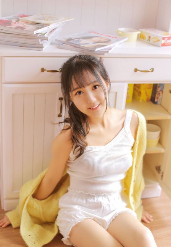 邻家爱吃薯片女孩马尾辫可爱小清新写真图片