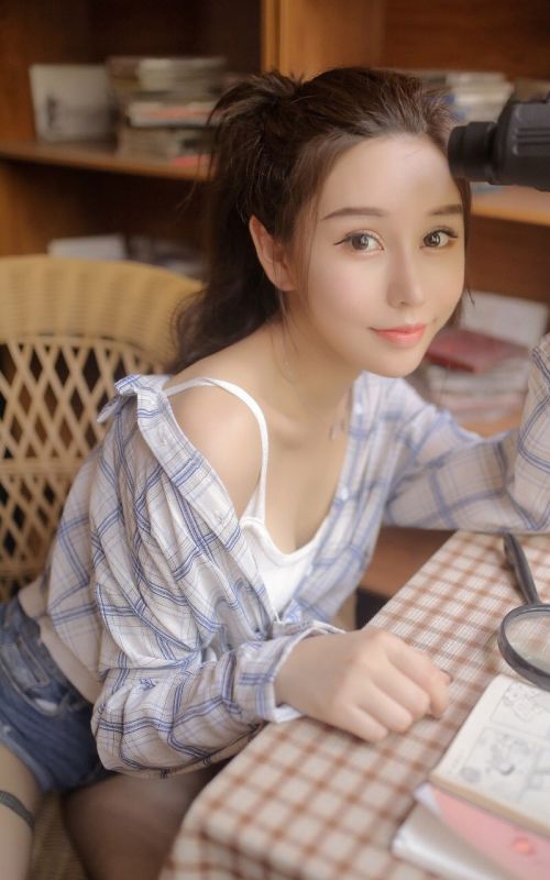 清雅娇俏美女模特吊带露肩大胆妖娆美腿写真